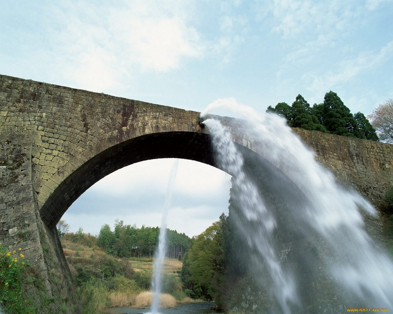 К чему снится поток воды. Акведуки дождем воды. Акведук по которому течет вода. Акведук по которому течет вода водопровод. Водопад над акведуком.
